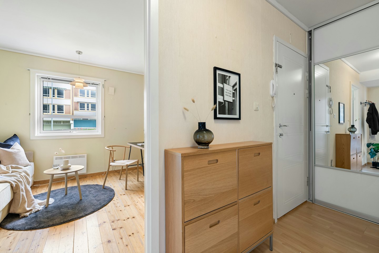 Moderner Wohnungsinnenraum, durch eine Tür in den Wohnbereich gesehen.