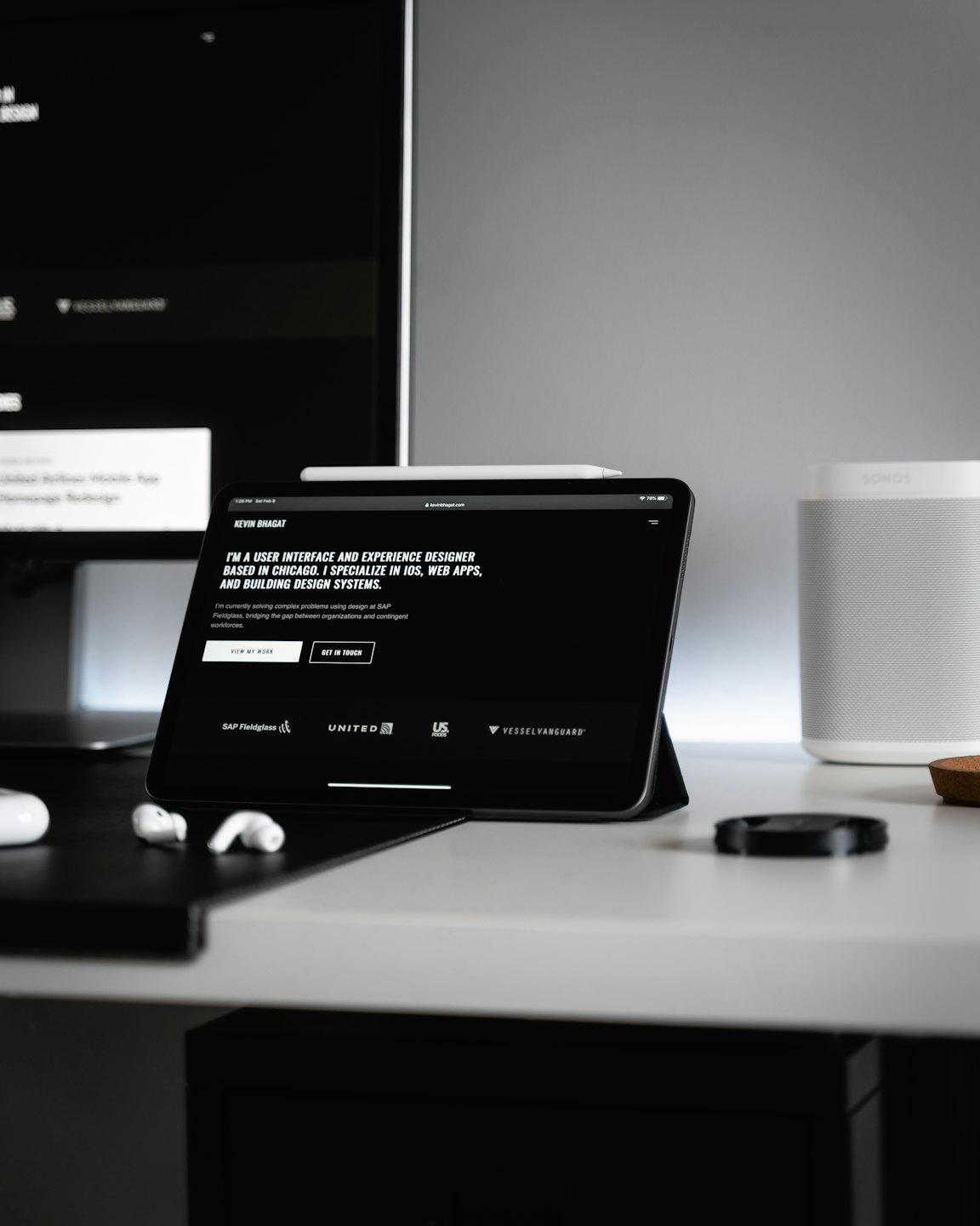 Tablet zeigt UI/UX-Portfolio-Website auf minimalistischem Schreibtisch.